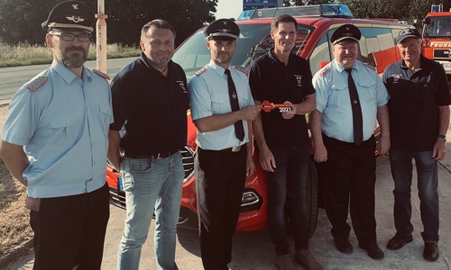 Bei der Schlüsselübergabe links im Bild, Abschnittsleiter Wolfenbüttel-West Florian Graf mit der Führung der Ortsfeuerwehr Heiningen und den Vorstandsmitgliedern des Fördervereins Dennis Franke, Boris Engler und Heinrich Engler.