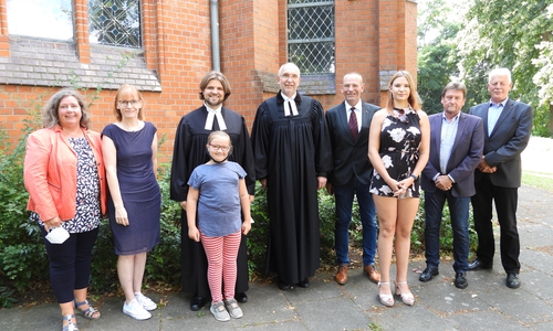 Den Gottesdienst gestaltete ein großes Team – in der Bildmitte Pastor Titus Eichler und Superintendent Dr. Volker Menke.