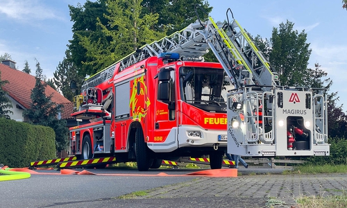 Auch die Drehleiter wurde vorsichtshalber alarmiert. Symbolbild