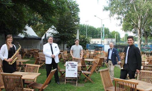 Nahmen gemeinsam den Wolters Applaus Garten in Augenschein: (v.l.) Mareille Wittnebel, Jörg Boddeutsch (beide Stadtorchester), Veranstalter Paul Kunze, Stefan Honrath (Volksbank BraWo) und Björn Grobe (Stadtorchester).  