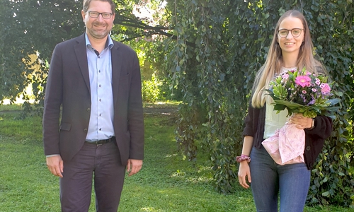 Samtgemeindebürgermeister Marco Kelb gratuliert Sarah Schlycht zur bestandenen Ausbildung zur Verwaltungsfachangestellten.