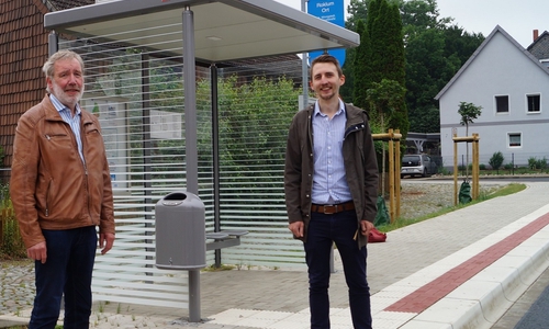 Roklums Ortsbürgermeister Karl-Heinz Müller und Malte Kupferschmidt vom Regionalverband Großraum Braunschweig begutachten die rundum gut ausgestattete Haltestelle "Ort"  