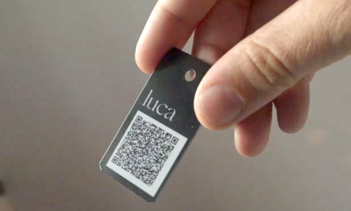 Der Schlüsselanhänger mit den Daten der Luca-App. Video: Jan Fischer