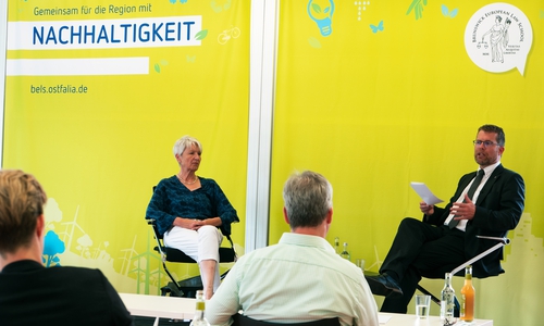 Landrätin Christiana Steinbrügge und Prof. Dr. iur. Kai Litschen im Gespräch