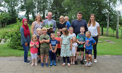 Freuten sich über den Frühstücksbesuch vom städtischen Direktor Karsten Bock (3. v. l.) und der Teamleiterin der städtischen Kindertagesstätten Diana Hein (rechts): Das Team der Kräuterwichtel unter der Leitung von Christina Bienias (Mitte).