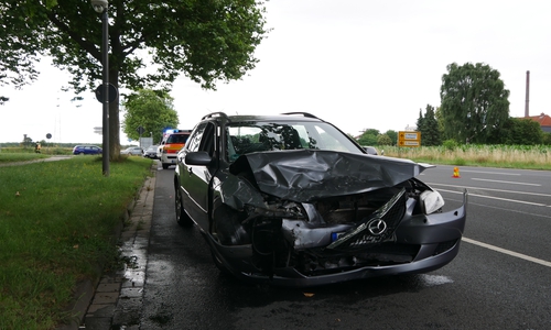 Beide Autos wurden schwer beschädigt.