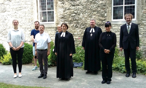 Propst Schultz-Seitz und Mitglieder des Kirchenvorstandes St. Petri Sickte am 4. Juli nach dem Vorstellungsgottesdienst von Pastorin Jansen: Annika Thoretz, Jan Höpfner, Detlev Hager, Ingrid Hilpert, Pfarrerin Jansen, Propst Schultz-Seitz, Daniela Albrecht und Pfarrer Riekeberg (v. li.).