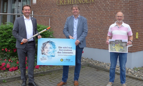 htp-Geschäftsführer Thomas Heitmann (links) erläuterte Bürgermeister Detlef Kaatz (Mitte) und Cremlingen Ortsbürgermeister Jens Drake (rechts) bei seinem Besuch in der Gemeinde die Vermarktung der Glasfaser-Anschlüsse und die genauen Konditionen.