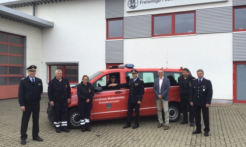 von links: Markus Rischbieter Brandabschnittsleiter, Frank Symanzik (Fahrer des Bereitschaftsfahrzeugs), Claudia Hagedorn (Funkerin), Thomas Böhnke (Bereitschaftsführer Wolfenbüttel), Tobias Thurau (Kreisbrandmeister), Hilmar Umbach (Ortsbrandmeister), Gemeindebrandmeister Jan Fischer.