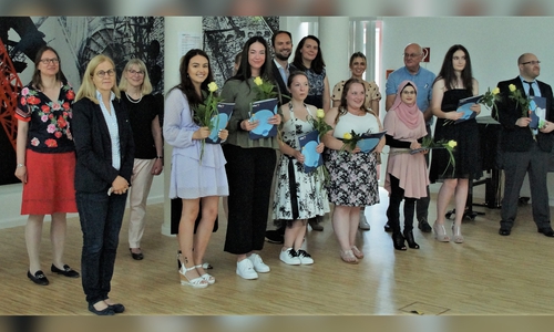 Erste Kreisrätin Regine Breyther (links) mit den Absolventen sowie einigen Lehrkräften.