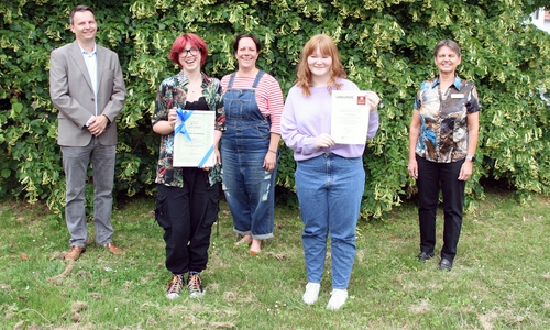 Freuen sich über die Auszeichnung (von links): Detlev Gedaschke, Vorsitzender des Fördervereins, die Stipendiatin Johanna Schlichting, Melanie Germain (Lehrerin), die Stipendiatin Roxana Malyska und Regine Nikolai, die Präsidentin des Zonta Clubs.