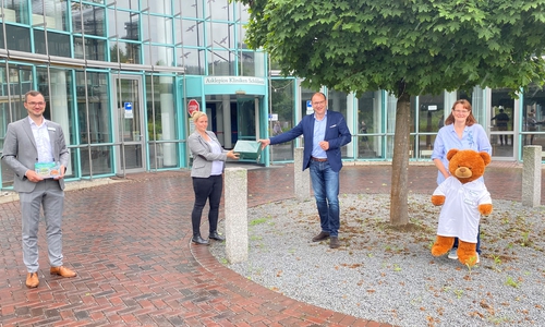 Trafen sich zur Übergabe des Kinder-Bilderbuchs: v. l. Sebastian von der Haar, Geschäftsführer der Asklepios Klinik Schildautal Seesen, Qualitätsmanagerin Josefine Paetel, Seesens Bürgermeister Erik Homann und Oberärztin Dr. med. Ulrike Krebs