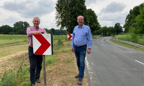Frank Oesterhelweg (links) und Andreas  Memmert stehen an der Stelle, an der der Radweg von Schladen Richtung Lengde gebaut werden soll. 