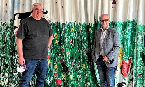 Ortsrats- und Gemeinderatskandidat Frank Denecke (li.) und Bürgermeisterkandidat Tobias Breske in der Aula der Sandbachschule in Schandelah.