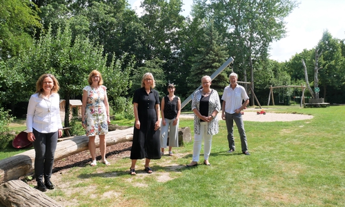  Kita-Leiterin Kathrin Bax (3. von links) zeigte Edith Boeke (Kirchenvorstand), Kerstin Heidbrock (päd. Geschäftsführung), Iris Bothe (Dezernentin für Jugend, Bildung und Integration) und Jürgen Basedow-Clark (Bauleitung und Landschaftsplanung) das neu gestaltete Außengelände der Johannes Kindertagesstätte.