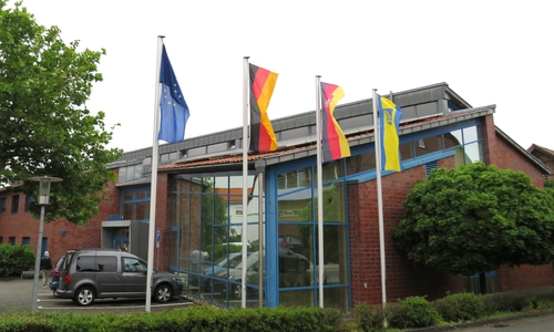 49 Jahre Gemeinde Lehre – aus diesem Grund wehen heute vor dem Rathaus auch die Flaggen.
