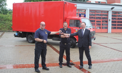 Von links nach rechts: Andreas Meier, Präsident Deutsche Feuerwehrhilfe e.V., Kreisbrandmeister Olaf Kapke und der erste Kreisrat Wolfgang Herzog. 
