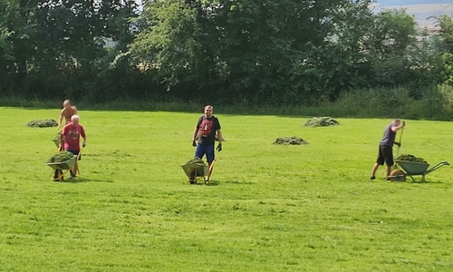 Der Rasen wurde vom frisch gemähten Gras befreit.