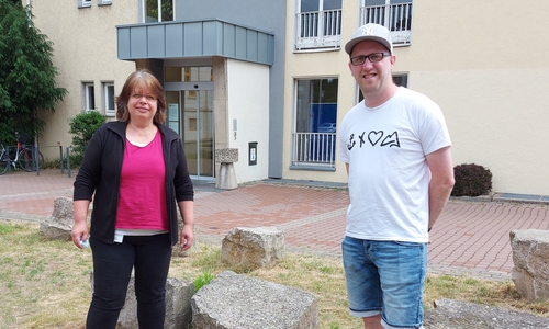 Claudia Brasse vom Bündnis gegen Depression freut sich über die 3000 Euro aus der Spendenaktion von Nils Rosemeyer. 