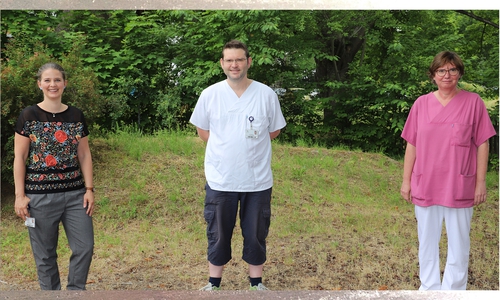 Das Team der interdisziplinären multimodalen stationären Schmerztherapie um Dr. Léonie Kerper, Dr. Nils Beiser und Christine Wiesner freut sich auf den Austausch mit interessierten Bürgerinnen und Bürgern (v. li.). 