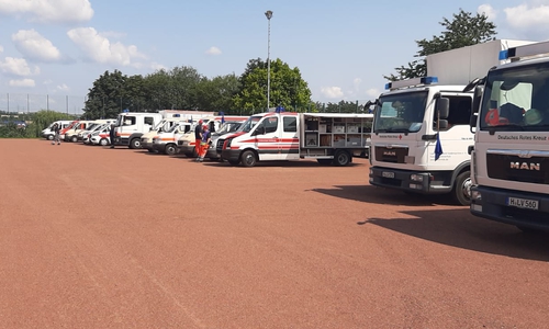 Am Donnerstagvormittag sammelten sich DRK-Einheiten aus Niedersachsen in der Gemeinde Grafschaft, um einen Betreuungsplatz für Betroffene der Hochwasserkatastrophe einzurichten. 