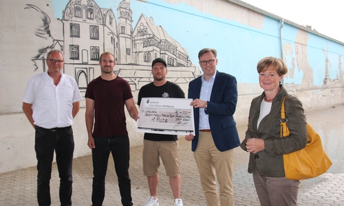 Torsten Möllenbernd, Bastian Maas, Matthias Täger, Landrat Dr. Andreas Ebel, Gunhild Posselt. Im Hintergrund das bereits begonnene Kunstwerk. 