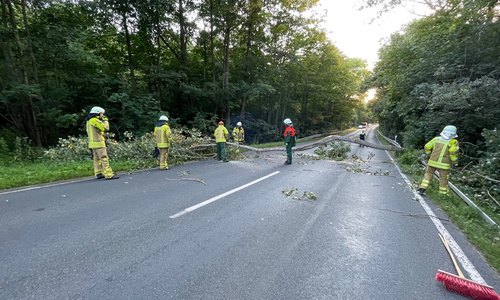 Die Feuerwehr hielt am Freitag die Straßen frei.