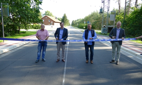 Geben die Kreisstraße 7 zwischen Wesendorf und der Kreisstraße 5 nach Sanierungsarbeiten wieder offiziell frei: Siegfried Weiß (Vorsitzender des Verkehrsausschusses), Landrat Dr. Andreas Ebel, Andreas Hoffmann (Zweiter stellvertretender Bürgermeister Gemeinde Wesendorf) und Marc Bludau (Erster Samtgemeinderat Wesendorf).