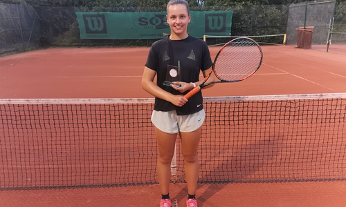 Michelle Nikiforow überzeugte bei den TNB Meisterschaften im Doppel.  Quelle: Heidberger Tennis-Club e.V.  