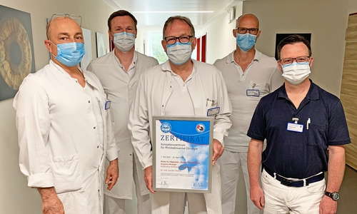 Chefarzt Dr. Mark Jäger (2.v.l.) und die Oberärzte (v.l.n.r) Dr. Gregor Kocowski, Dr. Karsten Täubert, Dr. Dirk Edelhäuser und Dipl.-Med. Torsten Zeyher der Klinik für Allgemein-, Viszeral- und Minimal-Invasive Chirurgie am Städtischen Klinikum freuen sich über die erfolgreiche Zertifizierung. 