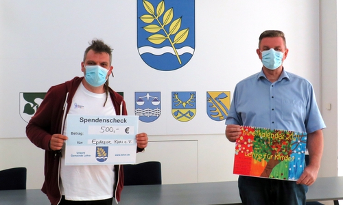 Der Vorsitzende des Vereins Epilepsie Kids und Gemeindebürgermeister Andreas Busch bei der Übergabe der Spende.