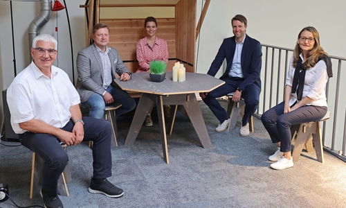 Die Jurymitglieder Wendelin Göbel, Sprecher des Vorstands der Wolfsburg AG, Dominik Ossada, Geschäftsführer der Innovations- und Beteiligungsgesellschaft Wolfsburg mbH, Andrea Morgan-Schönwetter, Leiterin Recruiting und Talent Marketing Volkswagen AG, und Michael Wilkens, stellvertretender Hauptgeschäftsführer der IHK Lüneburg-Wolfsburg, trafen sich im Juli 2021 zur Auswahl der besten Geschäftsideen mit Maren Leinweber-Herfel, Leiterin Arbeitswelten beim Veranstalter Wolfsburg AG.