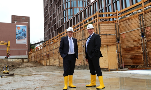 Die beiden Geschäftsführer der neugegründeten BraWoBau GmbH Ulf Müller (l.) und Sven Krause auf der Baustelle des BusinessCenter III, das im Braunschweiger BraWoPark entsteht. 