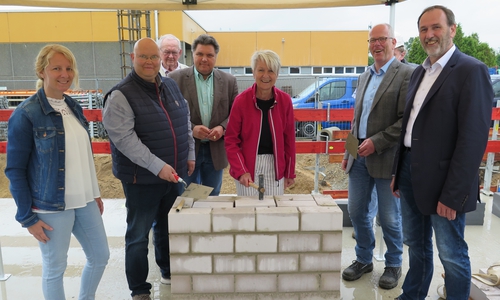 Verlegten im Beisein der Betriebssauschuss-Mitglieder und der Baufirma den Grundstein zum WLW-Neubau. Von links nach rechts: Sandra Wehr (Werksleitung ALW), Peter Scheer (Werksleitung Breitband), Hartmut Schulz und Uwe Schäfer (beide Mitglieder des Betriebsausschusses WLW), Landrätin Christiana Steinbrügge, Architekt Claus Bartholomäus und Torsten Ruhe (Werksleitung Tiefbau, Betriebsleitung WLW).