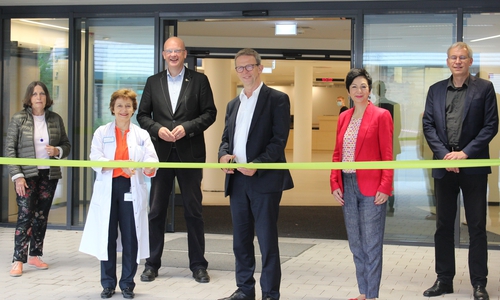 Von links nach rechts: Die stellvertretende Vorsitzende des Klinikumsausschusses Christine Fischer, Chefärztin Prof. Dr. Jacqueline Bauer, Vorsitzender des Klinikumsausschusses Ingolf Viereck, Oberbürgermeister Klaus Mohrs, Landtagsabgeordnete Immacolata Glosemeyer, Stadtbaurat Kai-Uwe Hirschheide