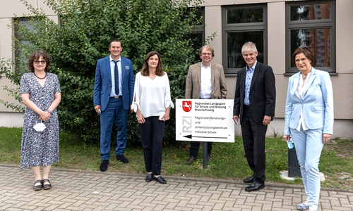 Heike Fricke (Sachbearbeiterin RZI Salzgitter), Torsten Glaser (Behörden- leiter RLSB Braunschweig), Martina Stenger-Schirofski (Leiterin RZI Salzgitter), Dr. Dirk Härdrich (Dezer- nent für Bildung, Soziales und Integration der Stadt Salzgitter), Frank Klingebiel (Oberbürgermeister der Stadt Salzgitter), Heidrun Lepke-Klaus (kommissarische Leiterin des Fachbereichs Inklusive Bildung im RLSB Braunschweig)