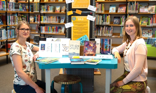 Franziska Christiansen, Leiterin des Medienzentrums des Landkreises Peine, und ihre Kollegin Susann Mattern freuen sich auf viele Teilnehmer bei der zweiten Sommerlese-Olympiade.