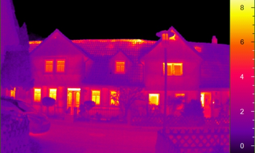 Mithilfe einer Thermografie-Kamera können energetische Verluste an der Gebäudehülle sichtbar gemacht werden, wie hier z.B. die Wärmeverluste über Fenster und Dach eines denkmalgeschützten, teilsanierten Fachwerkhauses aus dem 18. Jahrhundert mit Holzverkleidung, Innendämmung und mit Isolierverglasten Fenstern.  