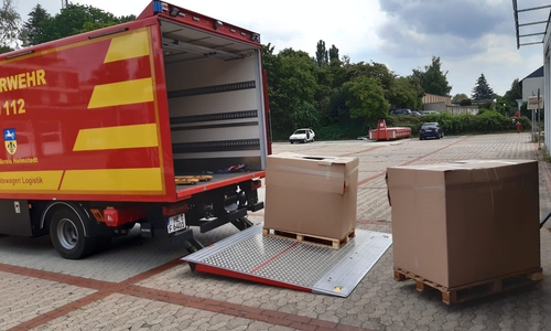 Am Sonntag wurden die Hilfsgüter verladen.
