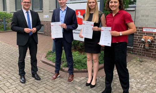 Auszeichnung der besten Abiturienten im Kultusministerium: Minister Grant Hendrik Tonne mit Bela Brandwein, Lara Geermann aus Gifhorn und Klara Schäfer (v. li.).