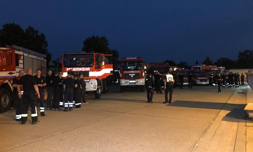 Die Einsatzkräfte bereiten sich auf die Abfahrt nach Nordrhein-Westfalen vor.