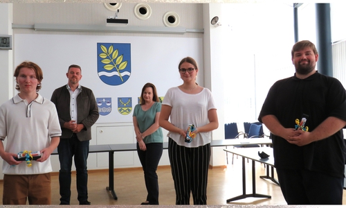 Andreas Busch und Nicole Behlendorf (hinten) dankten den Bundefreiwilligendienstleistenden Malte Leuchtenberg, Merle Körtje und Tim Klinnert (vorne v.li.). Es fehlt Kester König.