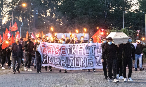 Die Ausbildung wird symbolisch zu Grabe getragen.