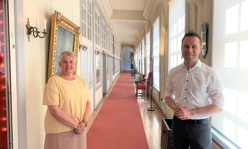 Dr. Sandra Donner und Dennis Berger auf dem Flur des Schloss Museums.
