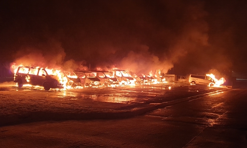 An der LAB in Braunschweig wurden zehn Dienstfahrzeuge und einen Anhänger in Brand gesetzt.