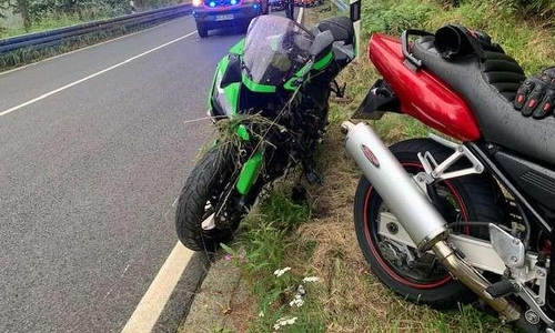 Das stark beschädigte Motorrad des Verunglückten.