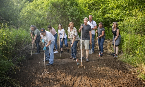 Der Vorsitzende Michael Boldt, die Kandidierenden Holger Johannessen, zwei freiwillige Helferinnen, Beate Ebeling, Dietmar Wessel, Torsten Lohmann, Tanja Schütte, sowie die Vorsitzende Claudia Strube bei der Arbeit (v. li.). 