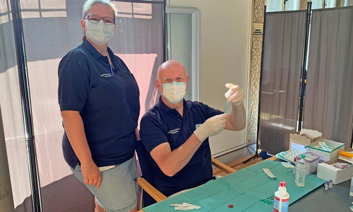 Dr. Tobias Jüttner, Chefarzt der Klinik für Anästhesie, operative Intensiv-, Notfall- und Schmerzmedizin und Nadine Bomeier beim Impftermin im Wolfenbütteler Rathaus. 