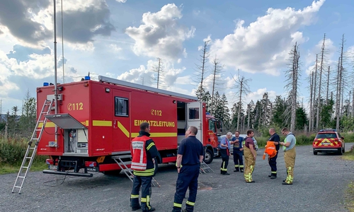Warten vor der Einsatzleitung auf die Rückkehr der gefundenen Wanderer.