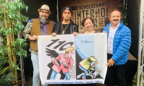 Marco Assmann, Julian FM Stoeckel, Franziska Traub und Günter Koschig fordern mit dem GZK-Cartoon zum „Hinsehen, Handeln und Helfen und 110 wählen auf.